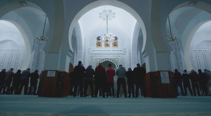 Musulmanes de rezo en una mezquita