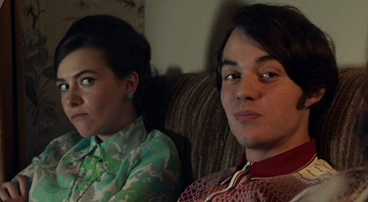 Jack Bannon (derecha) junto a Sara Vickers en &#39;Endeavour&#39;