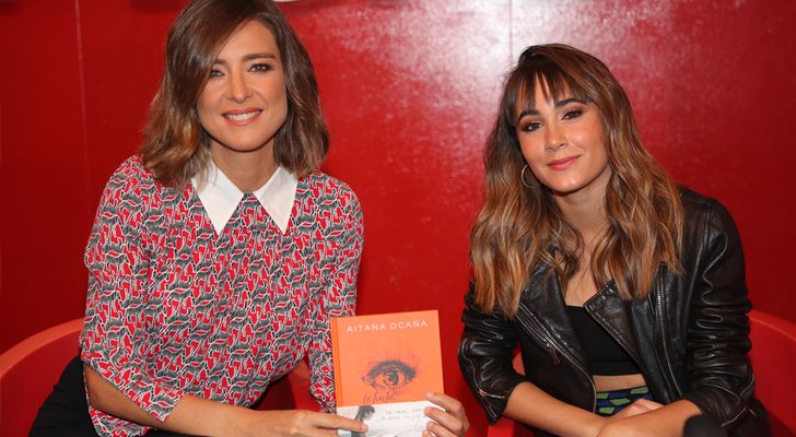 Aitana junto a Sandra Barneda en la presentación de su libro