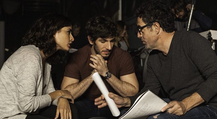 Daniel Écija trabajando con los actores Quim Gutiérrez e Inma Cuesta