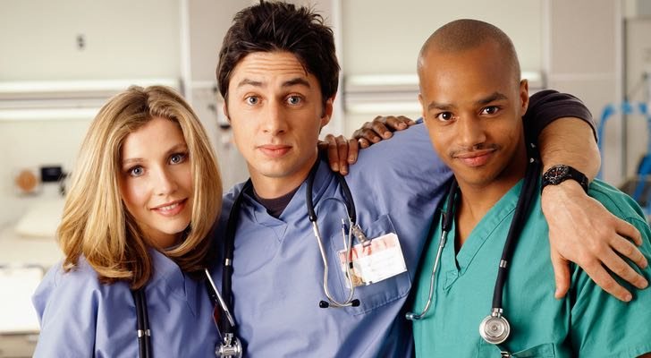 Sarah Chalke junto a sus compañeros de reparto de 'Scrubs', Zach Braff y Donald Faison