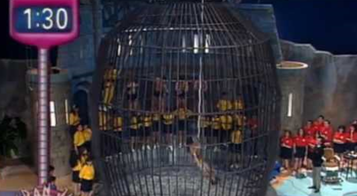 Judith colgada en medio de la jaula