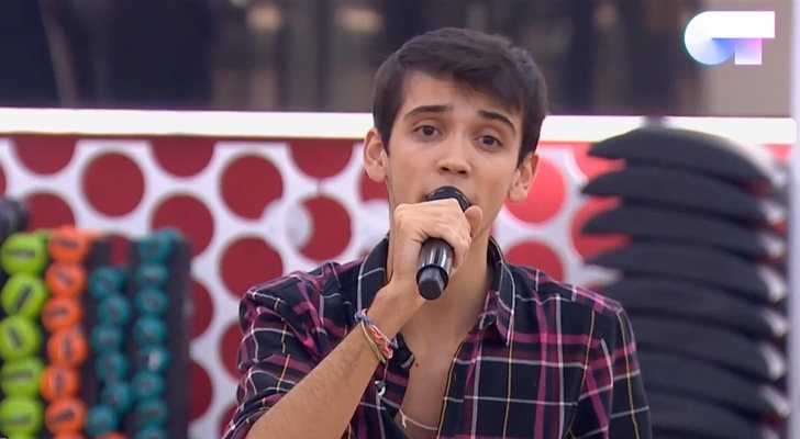 Dave cantando "Créeme" en el primer pase de micros para la Gala 5