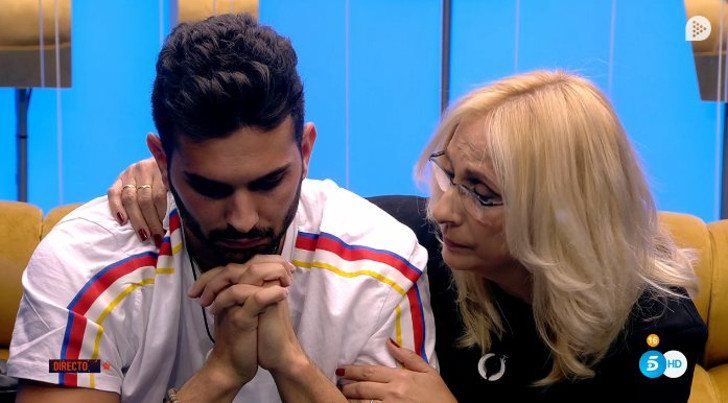 Suso junto a su madre en el confesionario