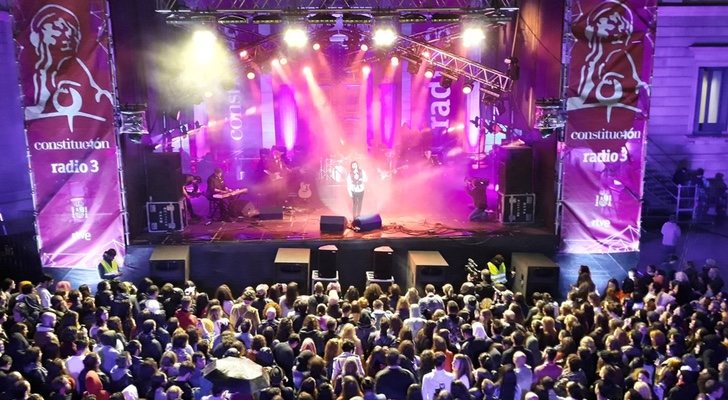 Luz Casal sobre el escenario del concierto de Radio 3