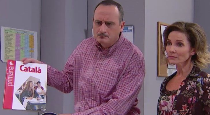 Xavier Serrano y Mireia Portas como dos españolistas en un sketch de 'Polònia'