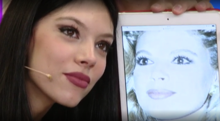 Alejandra Rubio comparándose con una foto de su madre, Terelu Campos