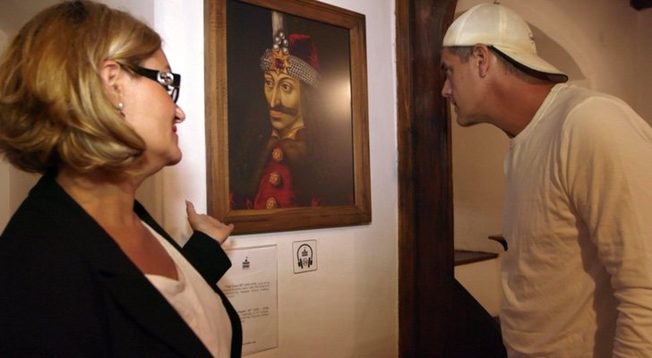 Frank Cuesta frente a un cuadro de Vlad "El Empalador" en 'Wild Frank Halloween'