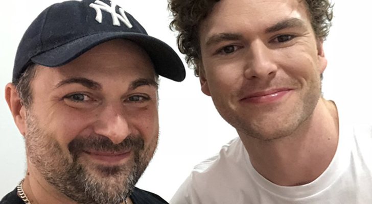 El intérprete de 'OT 2018', Alberto Alonso, y Vance Joy, invitado de la quinta gala