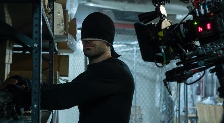 Charlie Cox durante el rodaje de la tercera temporada de 'Daredevil'