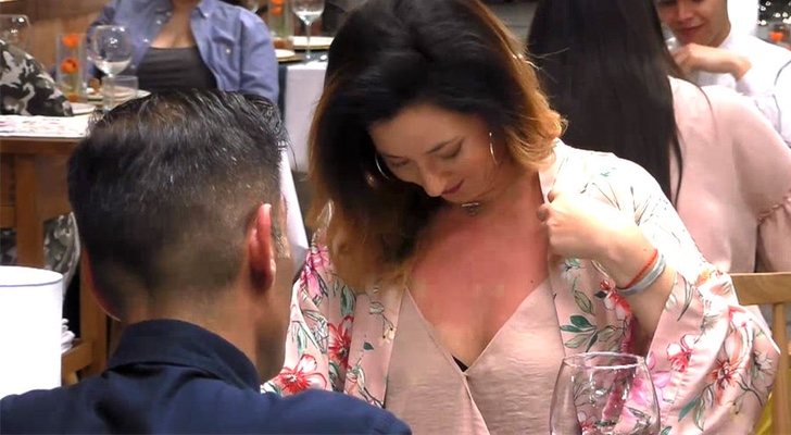 Tana se mira los pechos en 'First dates'