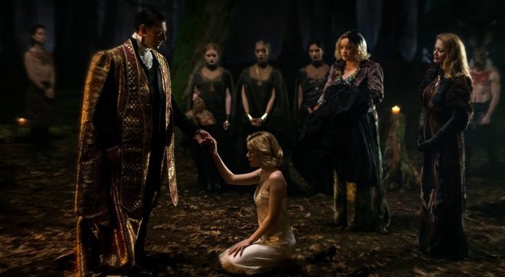 Kiernan Shipka como Sabrina ante el sacerdote de la Academia de las Artes Oscuras que interpreta Richard Coyle en 'Las escalofriantes aventuras de Sabrina'
