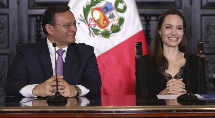El Ministro de Relaciones Exteriores de Perú junto a la actriz Angelina Jolie en rueda de prensa