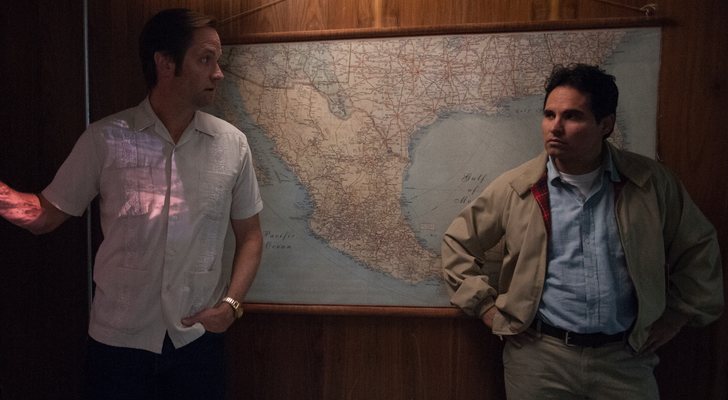 Matt Letscher y Michael Peña en 'Narcos: México'