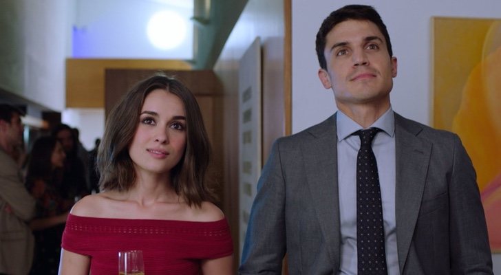 Giulia Charm y Álex González en 'Vivir sin permiso', serie de Mediaset y Alea Media