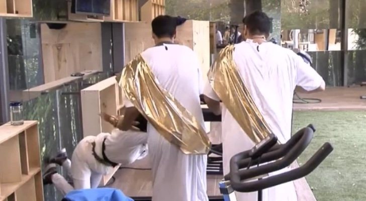 Miriam Saavedra cayéndose de la cinta de correr frente a Asraf y Suso