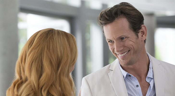 Frank (Kip Pardue) habla con Leslie (Annie Wersching) en &#39;Runaways&#39;