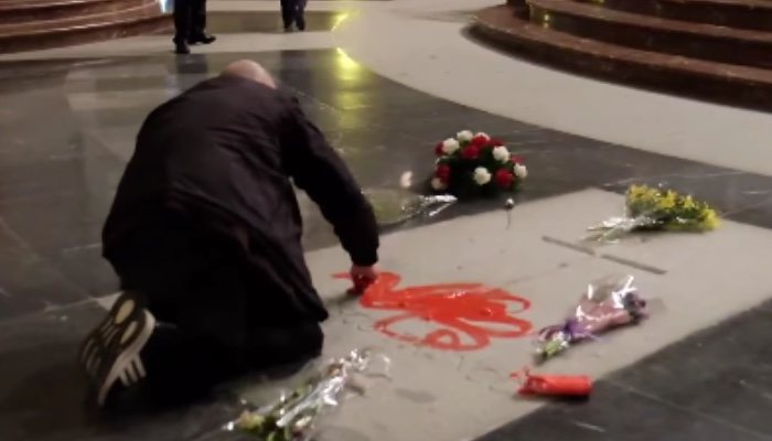 Enrique Terneiro pinta la lápida de Franco