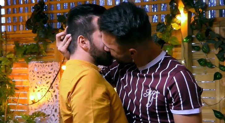 Mikel y David besándose en 'First Dates'