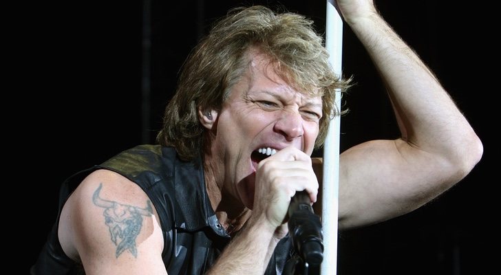 El artista Jon Bon Jovi sobre el escenario