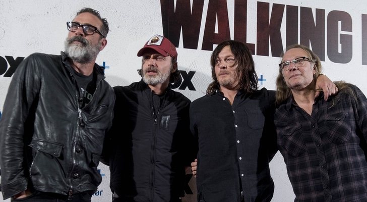 Greg Nicotero junto a parte del elenco de 'The Walking Dead'