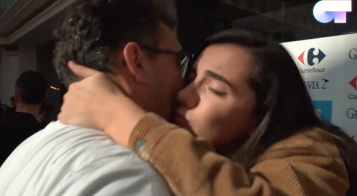 Marta de 'OT 2018' abrazando a su padre en la firma de discos