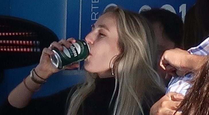 María bebiendo cerveza