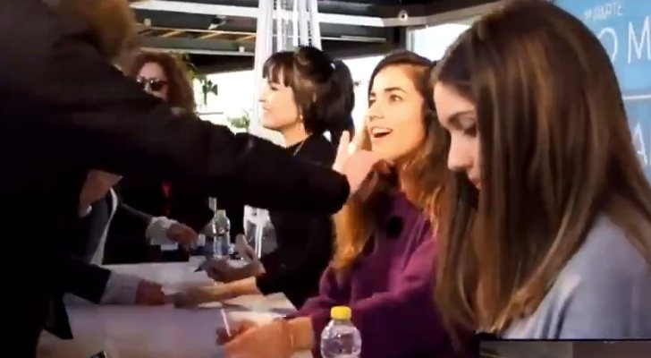 Un fan le hace el famoso gesto del &quot;Shhh&quot; a Julia