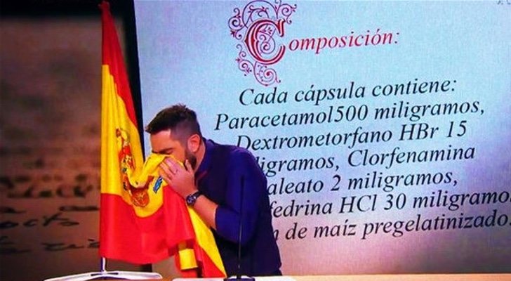 Dani Mateo se suena los mocos en la bandera española