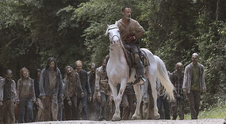 Rick intentando desviar la horda de caminantes en 'The Walking Dead'