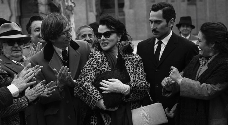 Ava Gardner es agasajada con un pavo a la salida de una corrida de toros