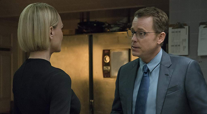 Greg Kinnear habla con Robin Wright en 'House of Cards'