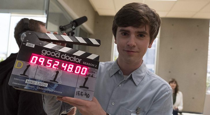 Freddie Highmore durante el rodaje de 'The Good Doctor'