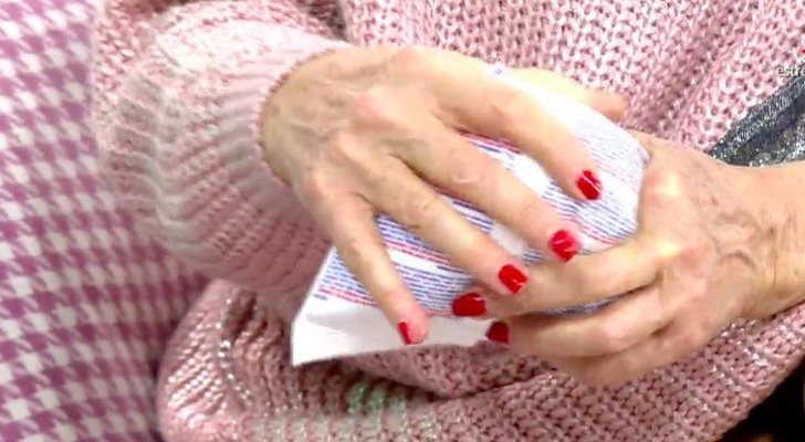 La mano de Mila Ximenez envuelta en una bolsa de hielo tras el altercado