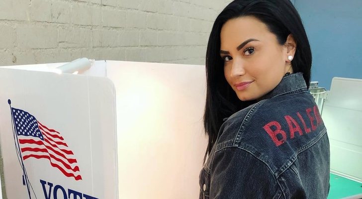 Demi Lovato ejerciendo su derecho a voto