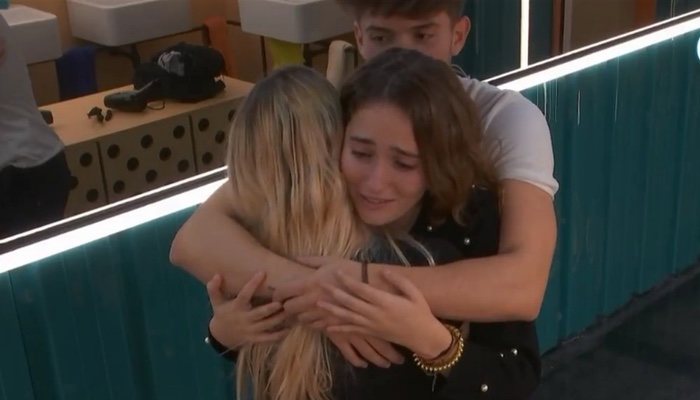 Carlos y María abrazan a Marilia en la Academia de 'OT 2018'