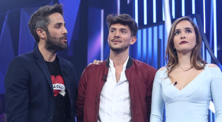 Roberto Leal junto a los nuevos nominados de 'OT 2018', Carlos y Marilia