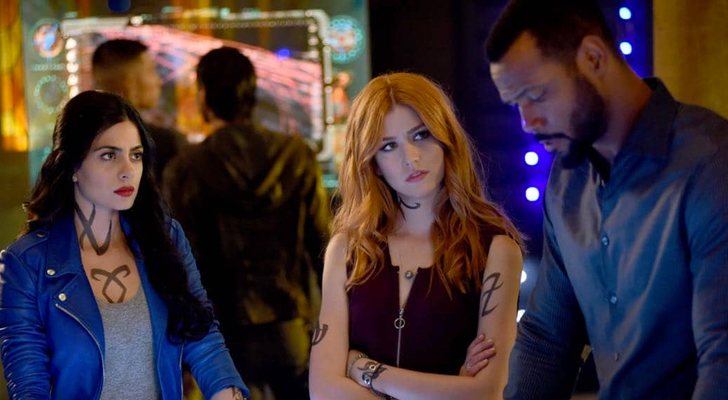 Emeraude Toubia, Katherine McNamara e Isaiah Mustafa en &#39;Shadowhunters&#39;