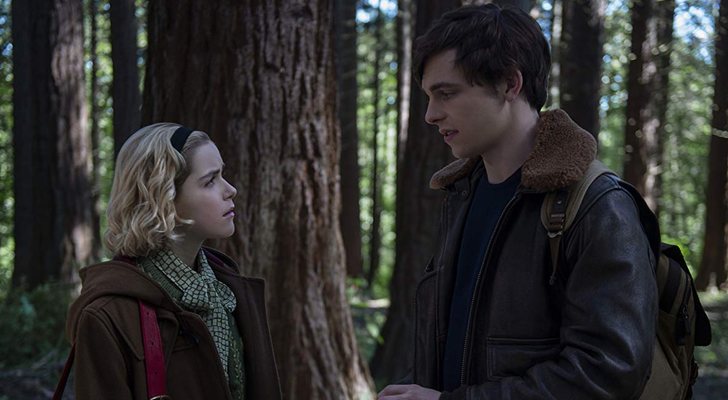 Kiernan Shipka y Ross Lynch en 'Las escalofriantes aventuras de Sabrina'