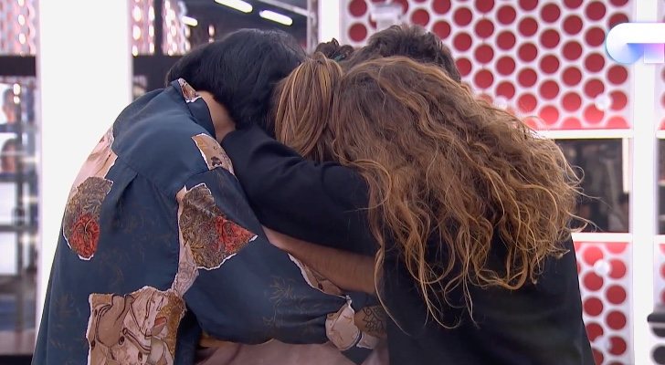 Abrazo colectivo en el segundo pase de micros de la Gala 8 de 'OT 2018'