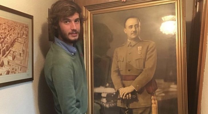 El acosador de Willy Toledo con un retrato de Franco