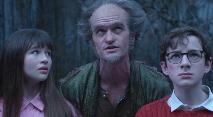 El Conde Olaf junto a Violet y Klaus en 'Una serie de catastróficas desdichas'