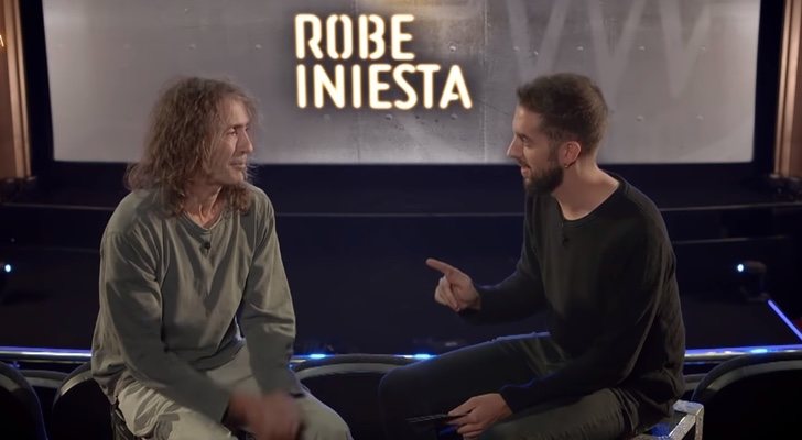 Robe Iniesta junto a David Broncano en 'La resistencia'