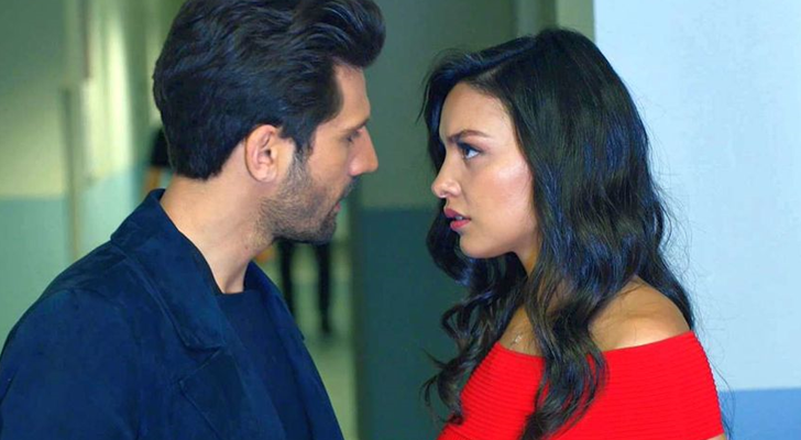 Emir y Zeynep en una escena de 'Kara Sevda'
