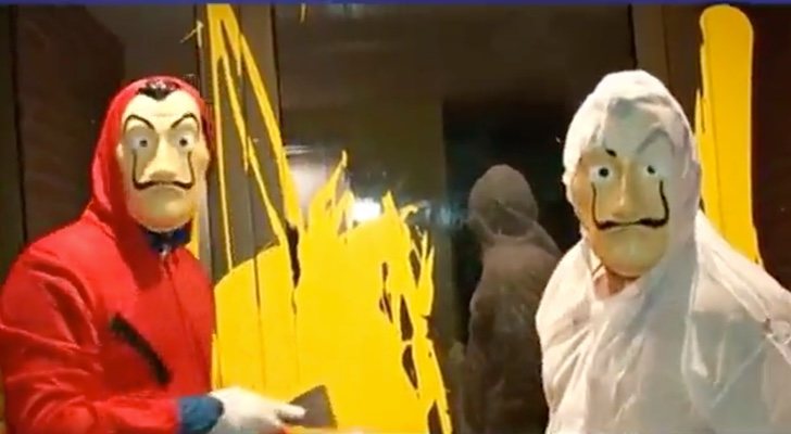 El Comando Dalí limpia las pintadas en el portal del juez Llarena