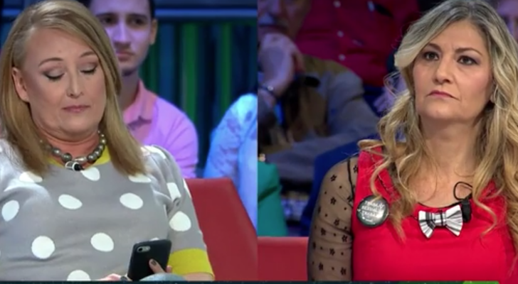 Conxa Borrel toma la palabra, mientras Elisa Beni mira tu teléfono