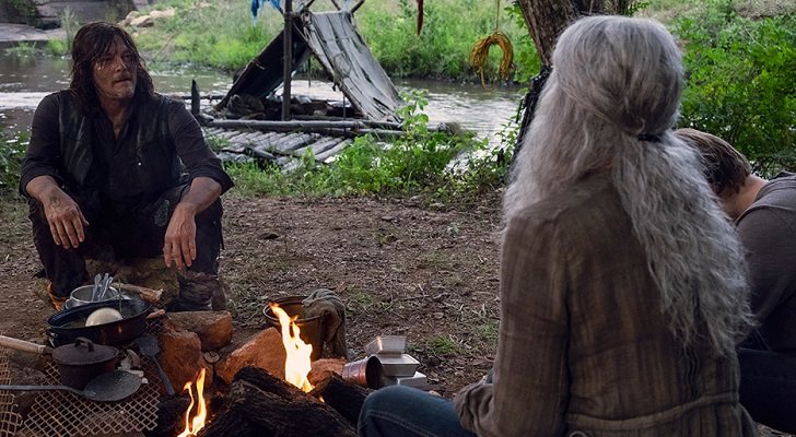 Daryl y Carol conversando en 'The Walking Dead'