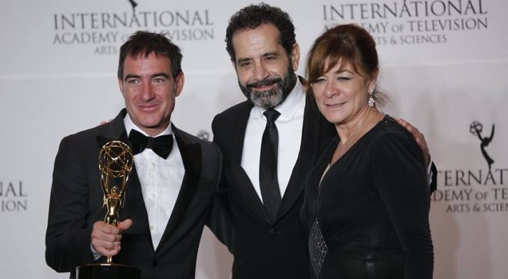 Alex Pina y Sonia Martínez junto a Tony Shalhoub