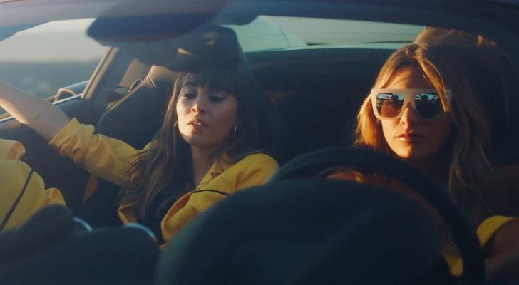 Aitana, finalista de 'OT 2017', y Lele Pons en el videoclip del remix de "Teléfono"