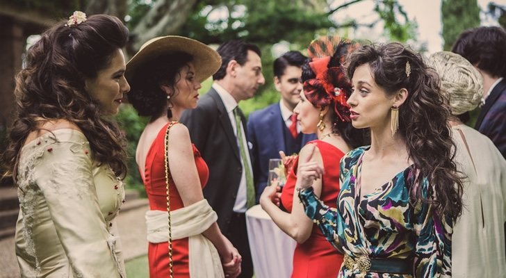 Karina acude a la boda de la exnovia de Carlos, Julia